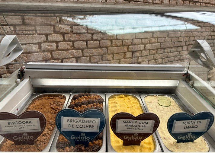 Gelato italiano artesanal servido em carrinho de gelato para eventos