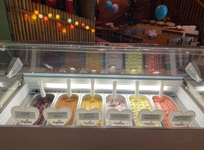 Gelato italiano artesanal servido em carrinho de gelato para eventos