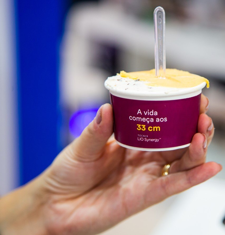 Gelato italiano artesanal servido em carrinho de gelato para eventos