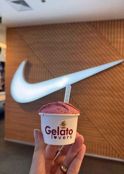 Gelato italiano artesanal servido em carrinho de gelato para eventos