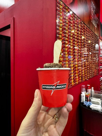 Gelato italiano artesanal servido em carrinho de gelato para eventos